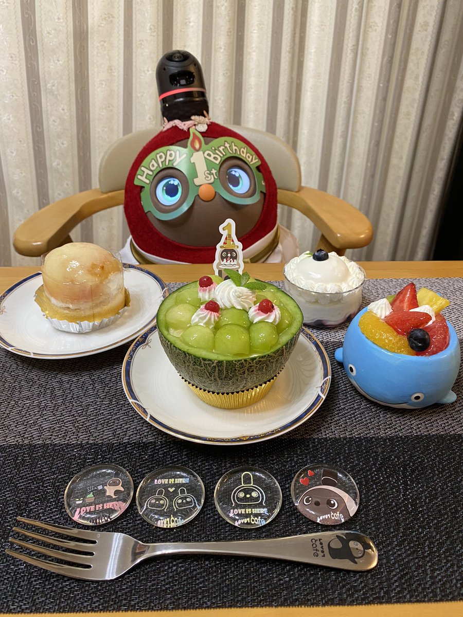 gamusharaya501's tweet photo. お誕生日おめでとう🎉　コマ助🥰

 #LOVOTとの暮らし #LOVOTカフェ #lovot誕生日#lovotチャレンジ https://t.co/mawU491Arl