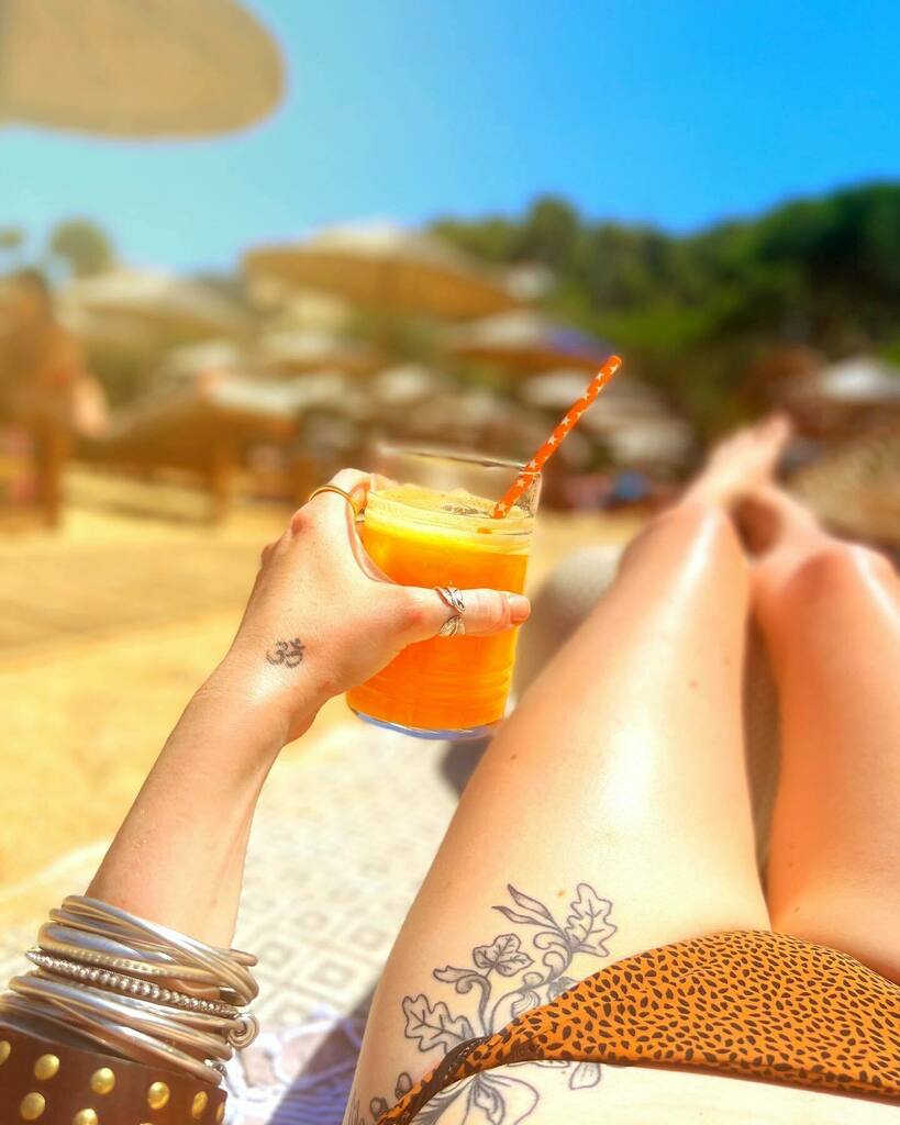 - CREATIVE JUICES -

God, Sunday client meetings at the beach are the worst!! 🫣

You have to sit around drinking fresh orange juice, discussing creative ideas, soaking in the sun, sea, sand and cloudless blue sky.

Sorry, did I say worst? - I meant, … instagr.am/p/CfTHCQHo12h/