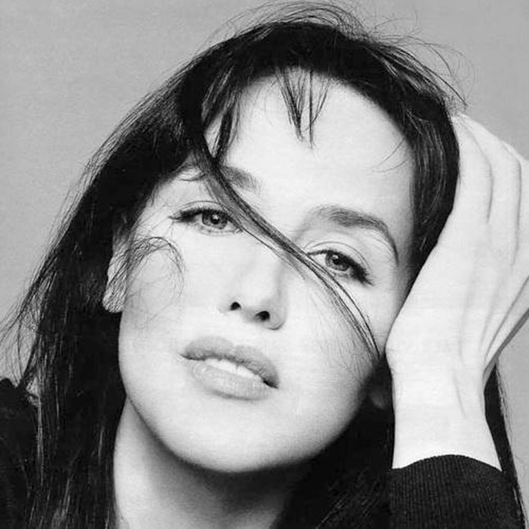 «Красота человека – это когда он может сделать вас красивой» Изабель Аджани. Сегодня у нее день рождения.