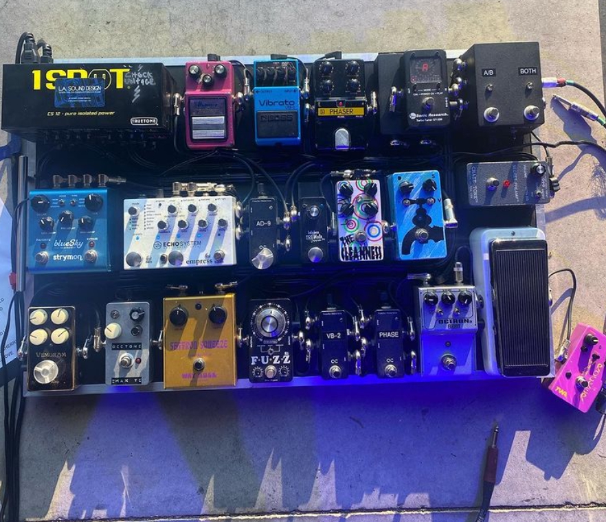 OneControlJp's tweet photo. ワールドツアー中のZiggy Marleyのギタリスト、Adam Zimmonからペダルボードの写真が！1LoopはOne Controlで統一してくれているそうです。嬉しい！いつかライブ観てみたい。。。
ありがとうございます！！！みなさんも是非参考になさってください。 https://t.co/PmLsD6m6yE