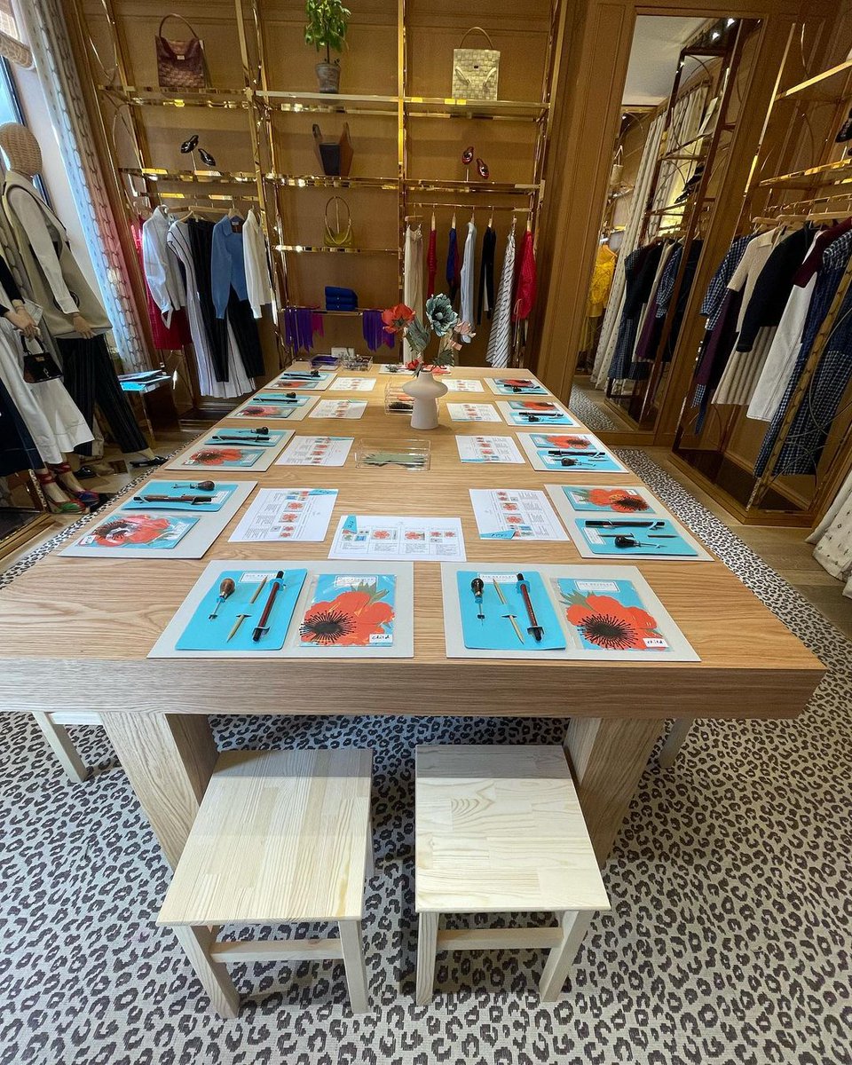 GFSmithpapers's tweet photo. #ExtractPapers anemone flowers created during @ZBDesign's Mindful Flowers paper sculpting workshop, hosted at @toryburch's Regent Street store, in celebration of The Chelsea Flower Show 2022. https://t.co/A2TjOXwpzY