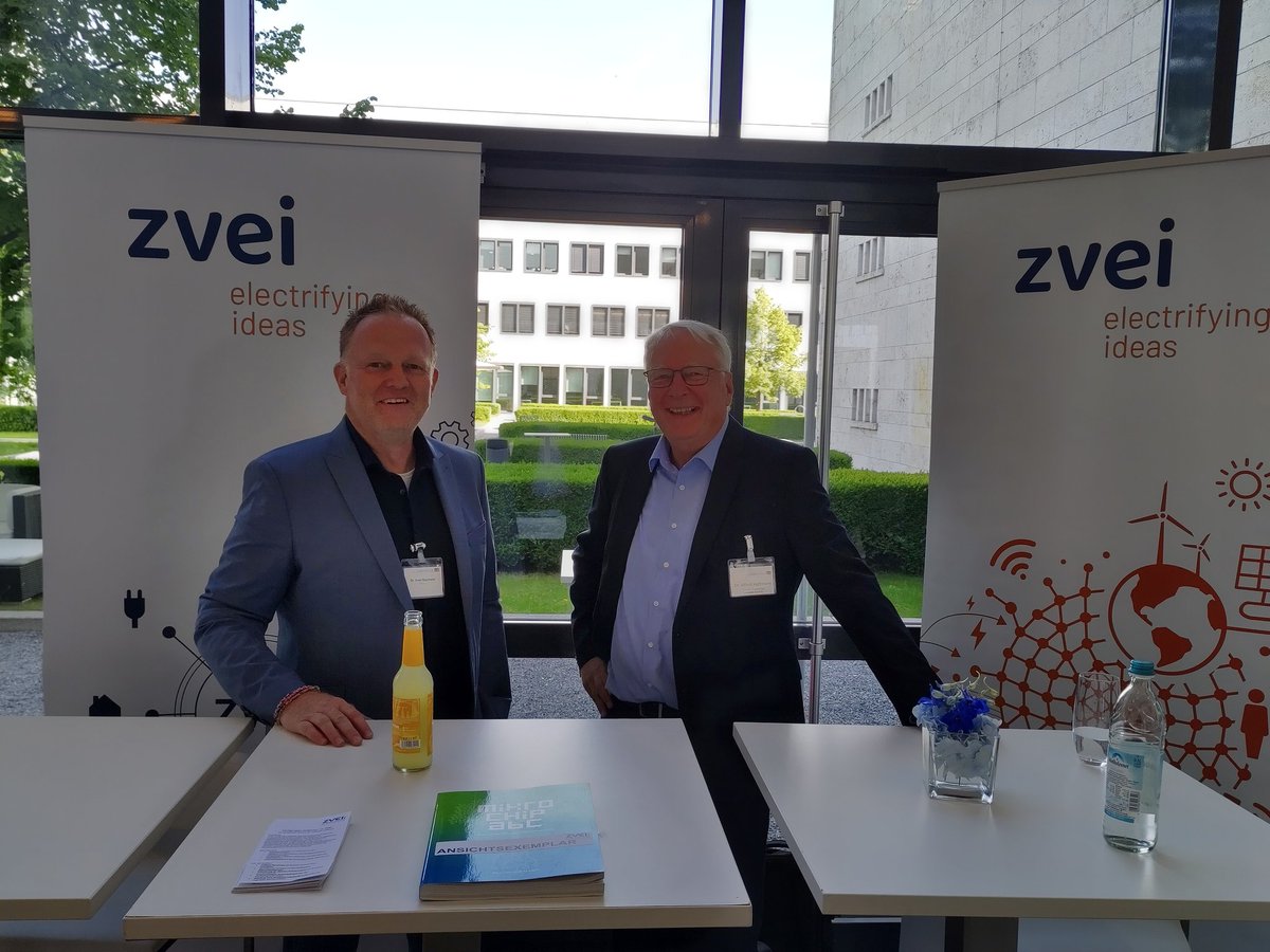 F_Boesenberg's tweet photo. Heute für den @Silicon_Saxony in #Bayern unterwegs. Freue mich auf den Austausch. Relevante #Halbleiter-Ökosysteme auch außerhalb Sachsens sind wichtig, um die ambitionierten Ziele des #DigitalCompass2030 zu erreichen. https://t.co/LD1MSjcL0H