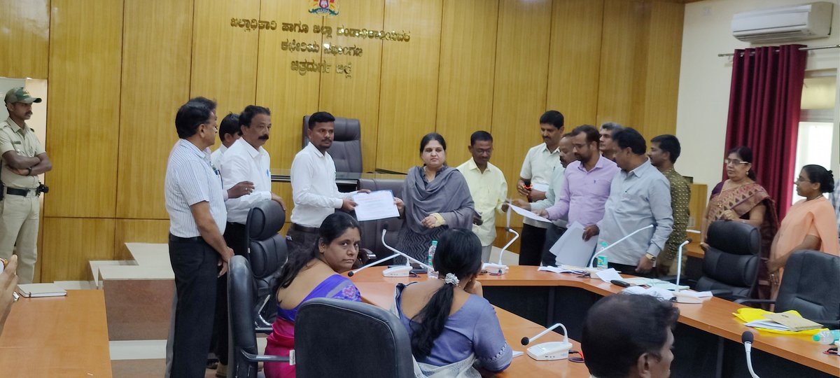 ಮಾನ್ಯ ಜಿಲ್ಲಾಧಿಕಾರಿಗಳು ಚಿತ್ರದುರ್ಗ ಜಿಲ್ಲೆ ಇವರಿಂದ ನಮ್ಮ ಶಾಲೆಗೆ ಬಂದು ಸ್ವಚ್ಛ ವಿದ್ಯಾಲಯ ಪುರಸ್ಕಾರ ಪ್ರಶಸ್ತಿಯನ್ನು ಪಡೆದ ಸಂದರ್ಭ