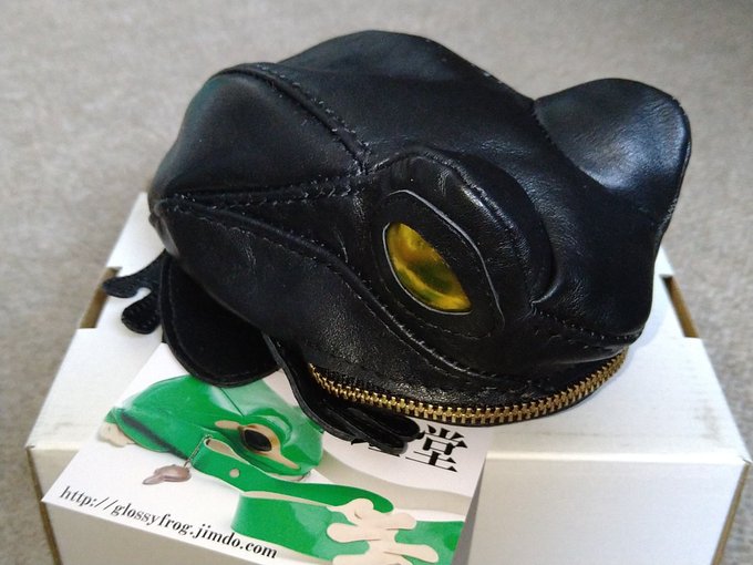 蛙堂@Shin_1223さんの受注生産、本革製カエルポーチがついに届いた〜♪ 素晴らしい完成度! 合皮のピシッとした感じも悪くはないのだけど、やはり本革のしっとりとした触感とクタっとした感じは最高ナリ。最高のセルフ誕生日プレゼントです(笑) 