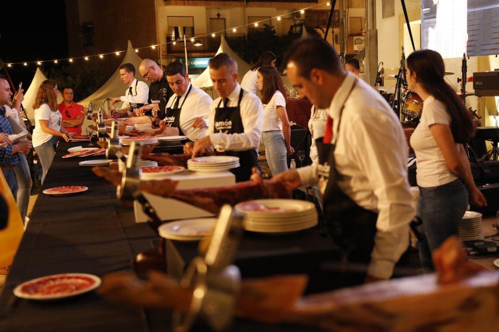 TurismoSeron's tweet photo. Llega la semana de la Feria del Jamón y Embutidos de #Serón.
El viernes, la Plaza Nueva congregará a algunos de los mejores #Cortadores de jamón de este país. Y el sábado, el sabor de los productos de las empresas agroalimentarias serán los protagonistas.
#turismoseron https://t.co/dOX7HJXaEF