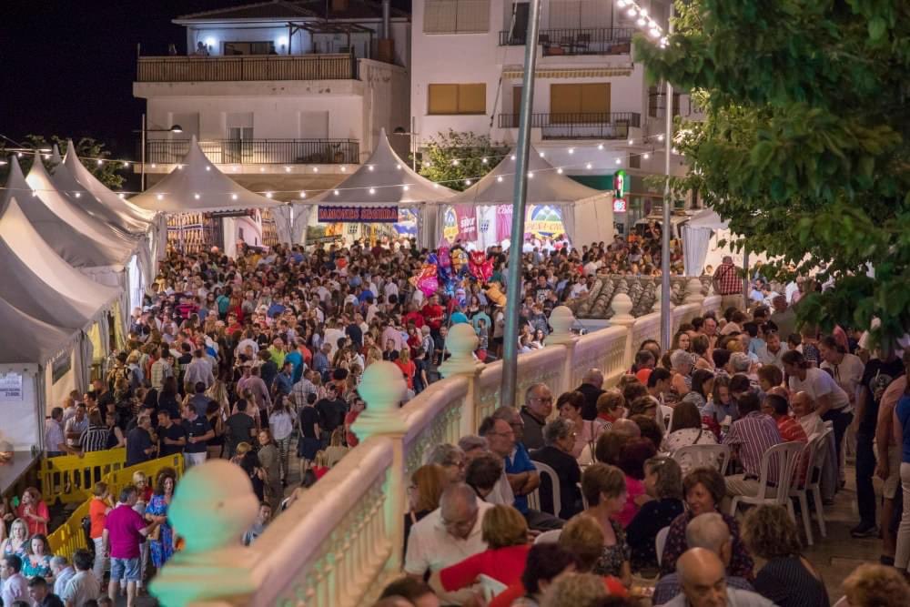 TurismoSeron's tweet photo. Llega la semana de la Feria del Jamón y Embutidos de #Serón.
El viernes, la Plaza Nueva congregará a algunos de los mejores #Cortadores de jamón de este país. Y el sábado, el sabor de los productos de las empresas agroalimentarias serán los protagonistas.
#turismoseron https://t.co/dOX7HJXaEF