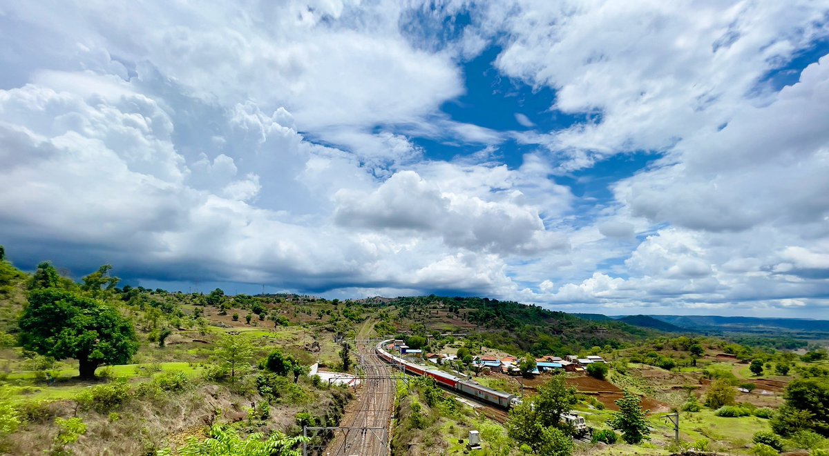 JatinBhhavsar's tweet photo. 26-06-22
#Missyousachin #KingOfThullGhats #igatpuri #monsoon #cloudporn #shoroniphone12promax #freighter #lovetrains #instarailfanning #instarailfans #ehgaon #viaduct #trains #trainspotting #railpost #railpostlens #railpostin #railpostpicoftheday https://t.co/gmXojbf7MI
