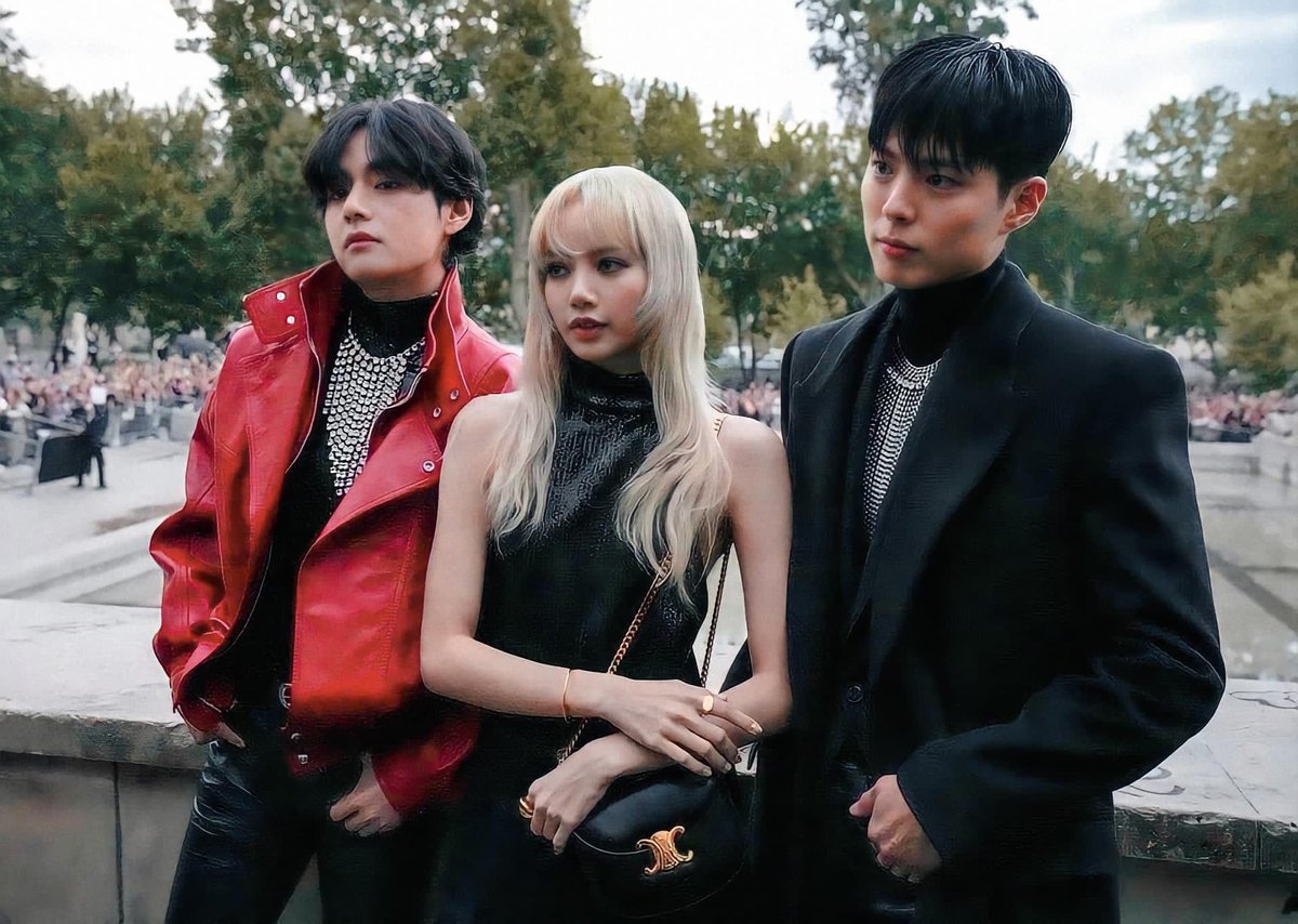 deavella1's tweet photo. CELINE Paris Fashion Week
#lalisa
#taehyung
#bogeum https://t.co/oPQ9AEnvir