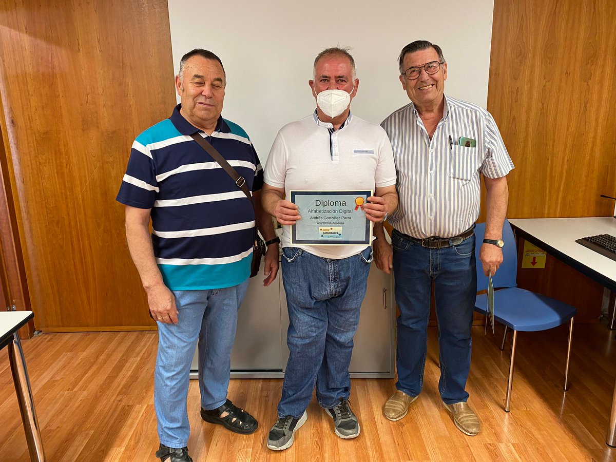 AspronaAlbacete's tweet photo. El Centro de Día de Almansa entrega diplomas conmemorativos por completar la formación del bloque de Alfabetización de #Intercapacidades. 

Durante este curso han aprendido como usar la pantalla, el ratón y el teclado, además de realizar búsquedas en Internet y videollamadas. https://t.co/MRXozDcuAy