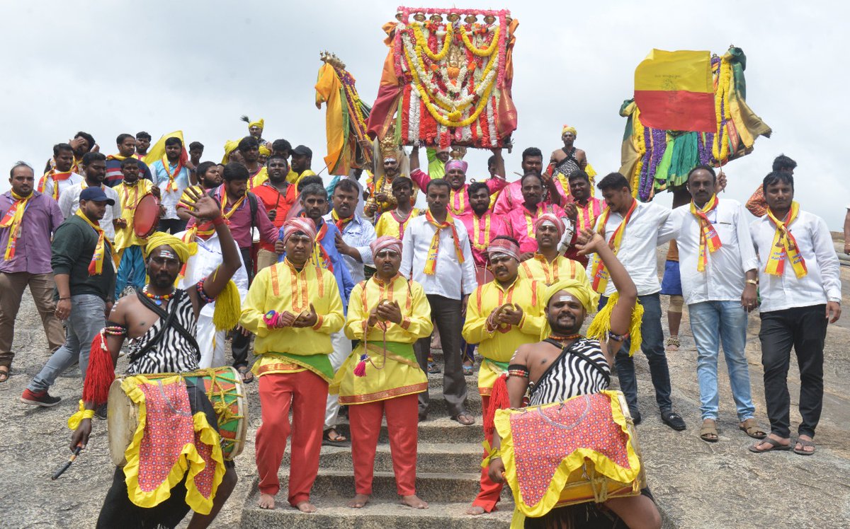 ವಿಜಯ ಕರ್ನಾಟಕ   
<a href="/Vijaykarnataka/">vijaykarnataka</a>
ಆಯೋಜಿತ #ವಿಕ_ನಾಡಪ್ರಭು_ಕೆಂಪೇಗೌಡ_ಉತ್ಸವ ಬೆಂಗಳೂರಿಗರ ಮನಸೂರೆಗೊಂಡಿತು.ಮೇಕ್ರಿ ವೃತ್ತದಿಂದ ಹೊರಟ ಉತ್ಸವ, ಲಾಲ್ ಬಾಗಿನಲ್ಲಿ ಮುಕ್ತಾಯಗೊಂಡಿತು. 

ಚುಂಚನಗಿರಿ ಶ್ರೀ,ಸಚಿವ <a href="/drashwathcn/">Dr. C.N. Ashwath Narayan</a> KRISHNAPPA,CN BALAKRISHNA, ಸುದರ್ಶನ್ ಚನ್ನಂಗಿಹಳ್ಳಿ <a href="/Sudarshanvk2/">Sudarshan Channangihalli</a> ಭಾಗವಹಿಸಿದ್ದರು.
<a href="/katranjeet/">Ranjeet Kate</a>