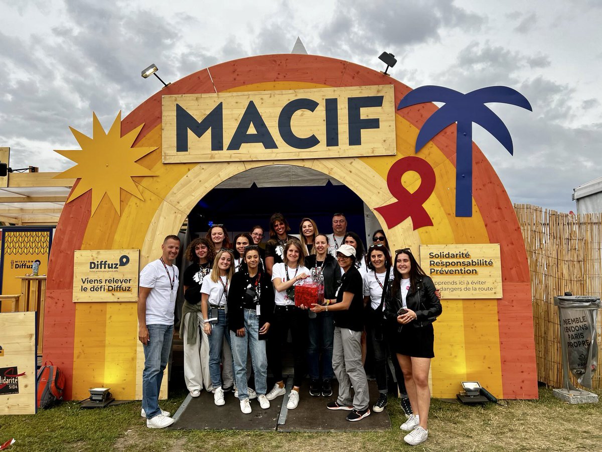 🤩👍Défi relevé à #Solidays ! Bravo aux festivaliers et aux bénévoles ! 5️⃣0️⃣5️⃣0️⃣ rubans fabriqués pendant le festival ont été remis à l’association <a href="/SolidariteSida/">Solidarité Sida</a> ! Record battu ✌️
#engagement #diffuz #macif #loveisback