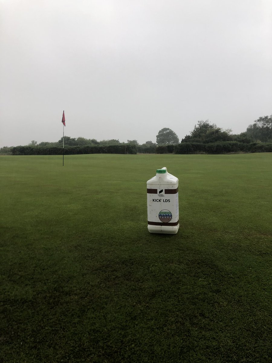 PaulGater9's tweet photo. Sprayed greens this morning with LDS wetting agent .Much needed rain at last.π¦π¦#caldygolfclub #CompoExpertTurf . https://t.co/9tkJWwCH3X