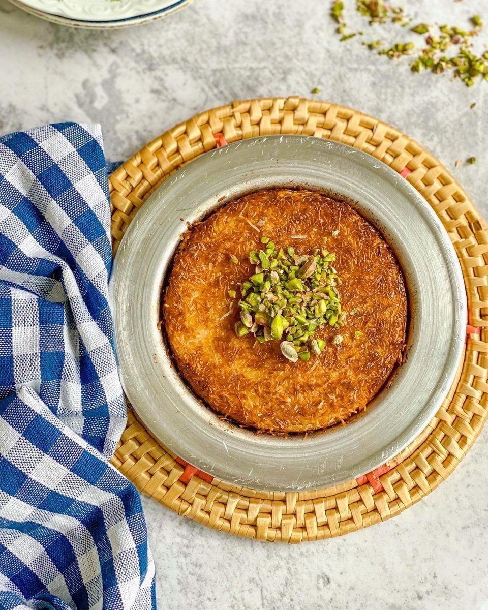 キュネフェは 東部のハタイ県アンタキヤの です🤍 テルカダユフ（細かく刻んだ小麦）と白いチーズを重ね、蜂蜜か砂糖のシロップをかけていて、表面はカリッと、中はもっちりとした食感が特徴です。カイマ
