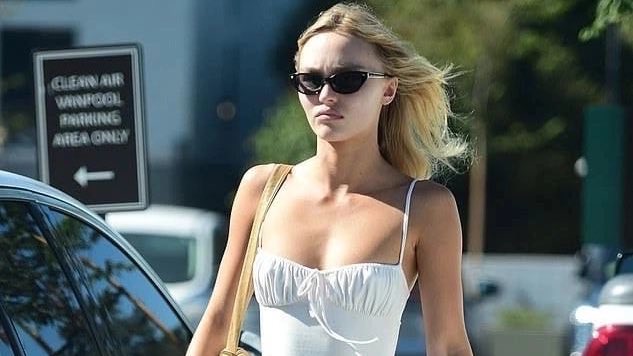 parisandior's tweet image. your 20s are your selfish years