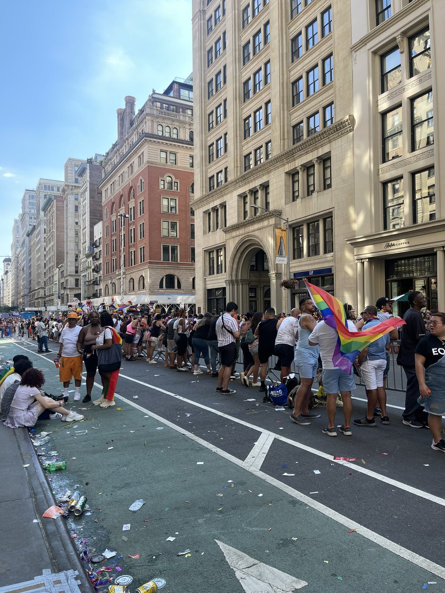 An awesome day celebrating NYC pride 🌈 ✨ and co-organizing the bimonthly @nyccodecoffee meetup to catch-up and talk all things code with NYC based tech folks and #100Devs! Thanks for the incredible space too, @ga allowing us to attend the parade as it was literally downstairs!