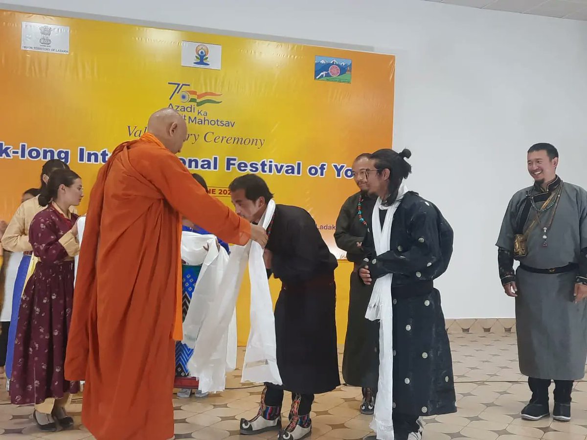 DashugsOfficial's tweet photo. The week long festival of yoga concluded yesterday at Mahabodhi Int'nl Meditation Centre. Few moments of felicitation here in pics by Ven. Bhikkhu SanghaSena, Founder(MIMC) Leh- Ladakh. India https://t.co/lYiiQj1MYI