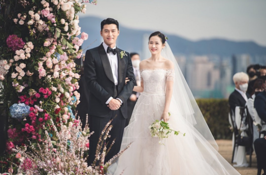 KoreanUpdates's tweet photo. #SonYeJin shared she and her husband #HyunBin are expecting their first child!

The actress personally shared the news on her IG. Congratulations!
https://t.co/NPFjAbxVIn

https://t.co/vgc2CAc5Ic
#KoreanUpdates VF https://t.co/qNEvWKFjsx