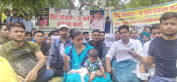 #Jaipur : रीट लेवल 2 को बहाल करने की मांग होने लगी तेज

कलेक्ट्रेट सर्किल पर प्रदेश भर से जुटे बेरोजगार,सरकार से रीट लेवल 2 को बहाल करने की कर रहे मांग,भीषण गर्मी में छोटे-छोटे बच्चों के साथ पहुंची महिला अभ्यर्थी भी

#RajasthanWithZee #REET_L2