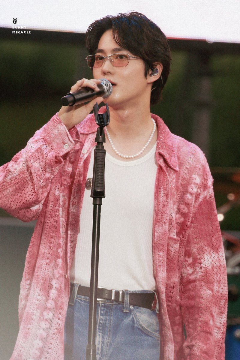 EXOGlobal's tweet photo. [HQ] 220627 #SUHO @ Seoul Park Music Festival 2022
Cr: bunny_miracle 

#EXO #엑소 @weareoneEXO https://t.co/71fLFPLavD