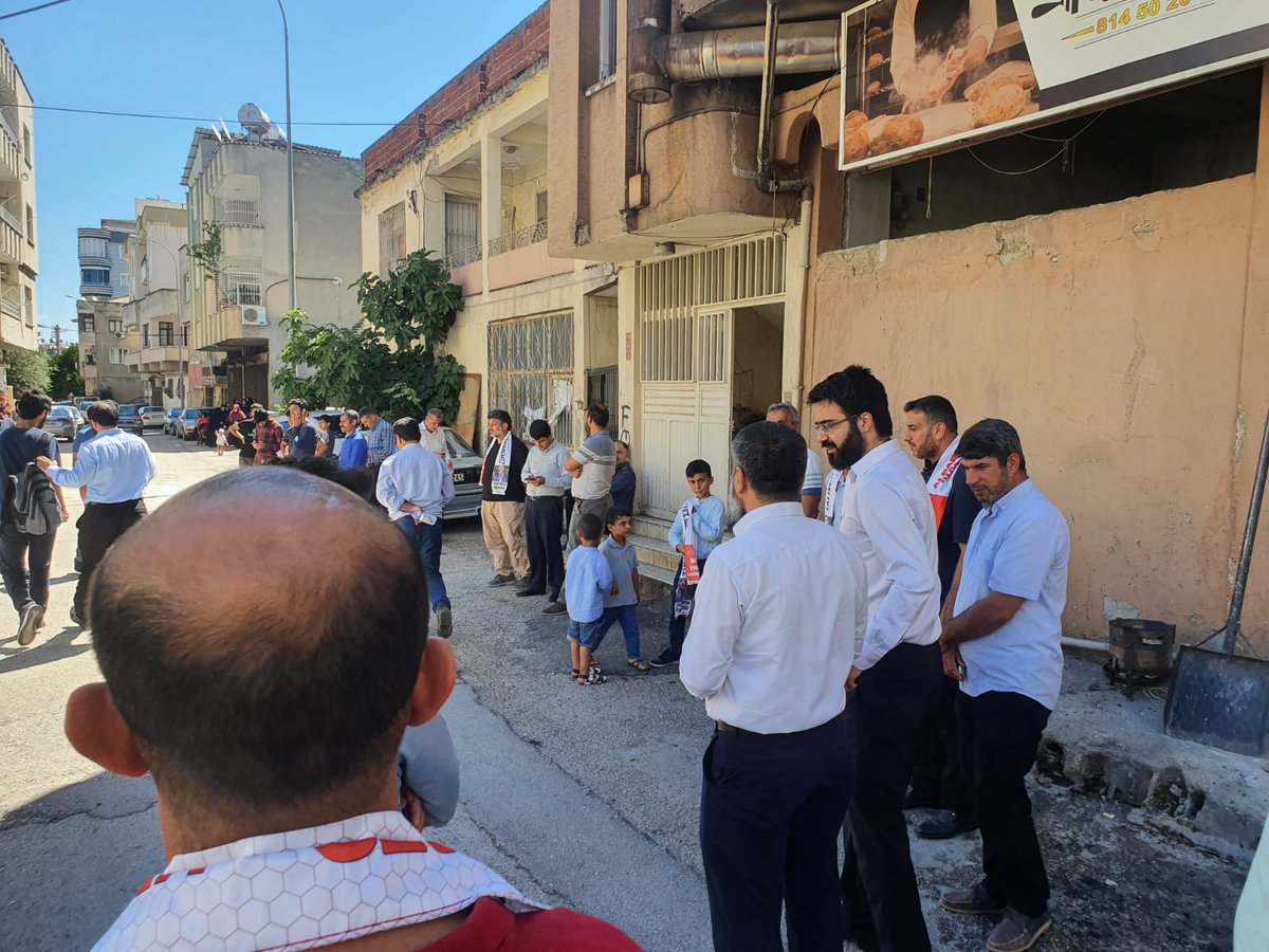 FurkanDerGAntep's tweet photo. Kur'an Okunan Evin Mühürlenmesine Tepki!  

Kur'an okutulduğu için bir kardeşimizin evinin mühürlenmek istenmesi üzere Furkan Hareketi mensupları ve mahalle sakinleri olaya tepki göstermek için evin önünde toplandı.  

#28ŞubatHortladı KuranOkumak SuçMu https://t.co/JU7acgkkGw