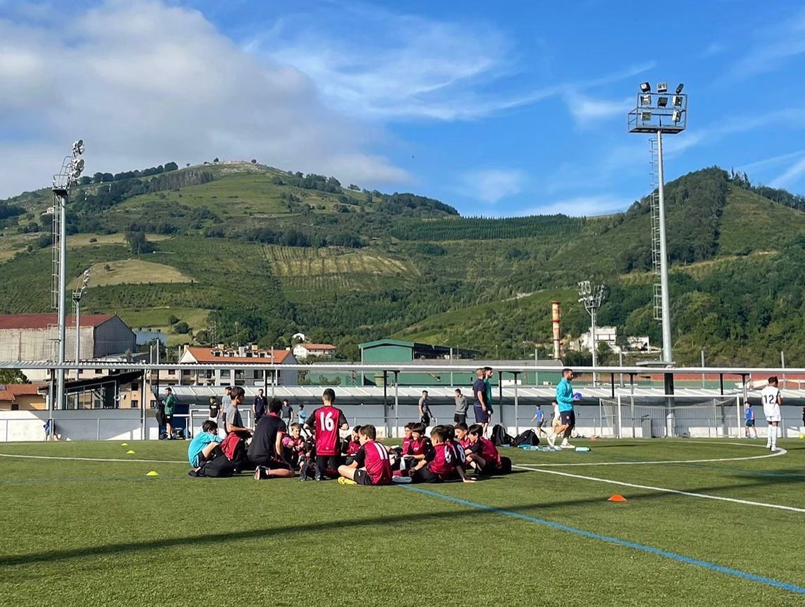Zorionak al equipo alevin de segundo año, por el gran torneo realizado de AzpeitiaCup quedándose a las puertas de entrar en las semifinales de la fase final del torneo 👏🏽🔴⚫️