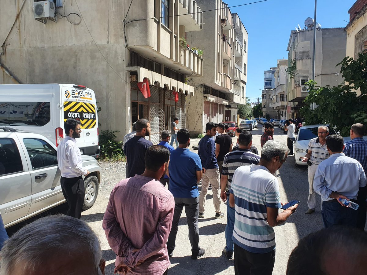 FurkanDerGAntep's tweet photo. Kur'an Okunan Evin Mühürlenmesine Tepki!  

Kur'an okutulduğu için bir kardeşimizin evinin mühürlenmek istenmesi üzere Furkan Hareketi mensupları ve mahalle sakinleri olaya tepki göstermek için evin önünde toplandı.  

#28ŞubatHortladı KuranOkumak SuçMu https://t.co/JU7acgkkGw