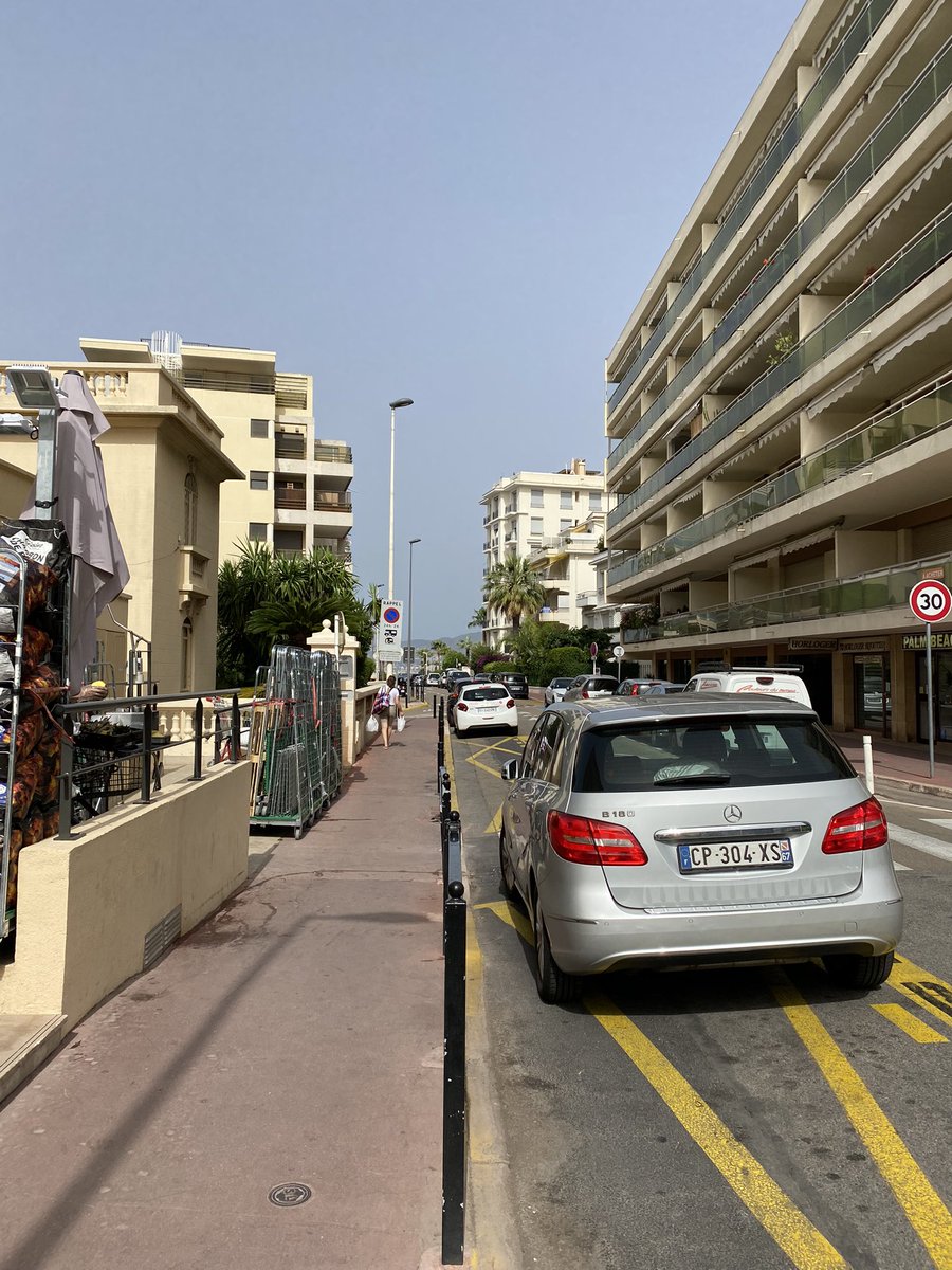 TheDragonDM's tweet photo. Je suis en France. Le ciel est bleu et la mèr est bleu. C’est la belle vie!
J’oublié comment je l’adorer!
#envacance https://t.co/voCBO01a7x