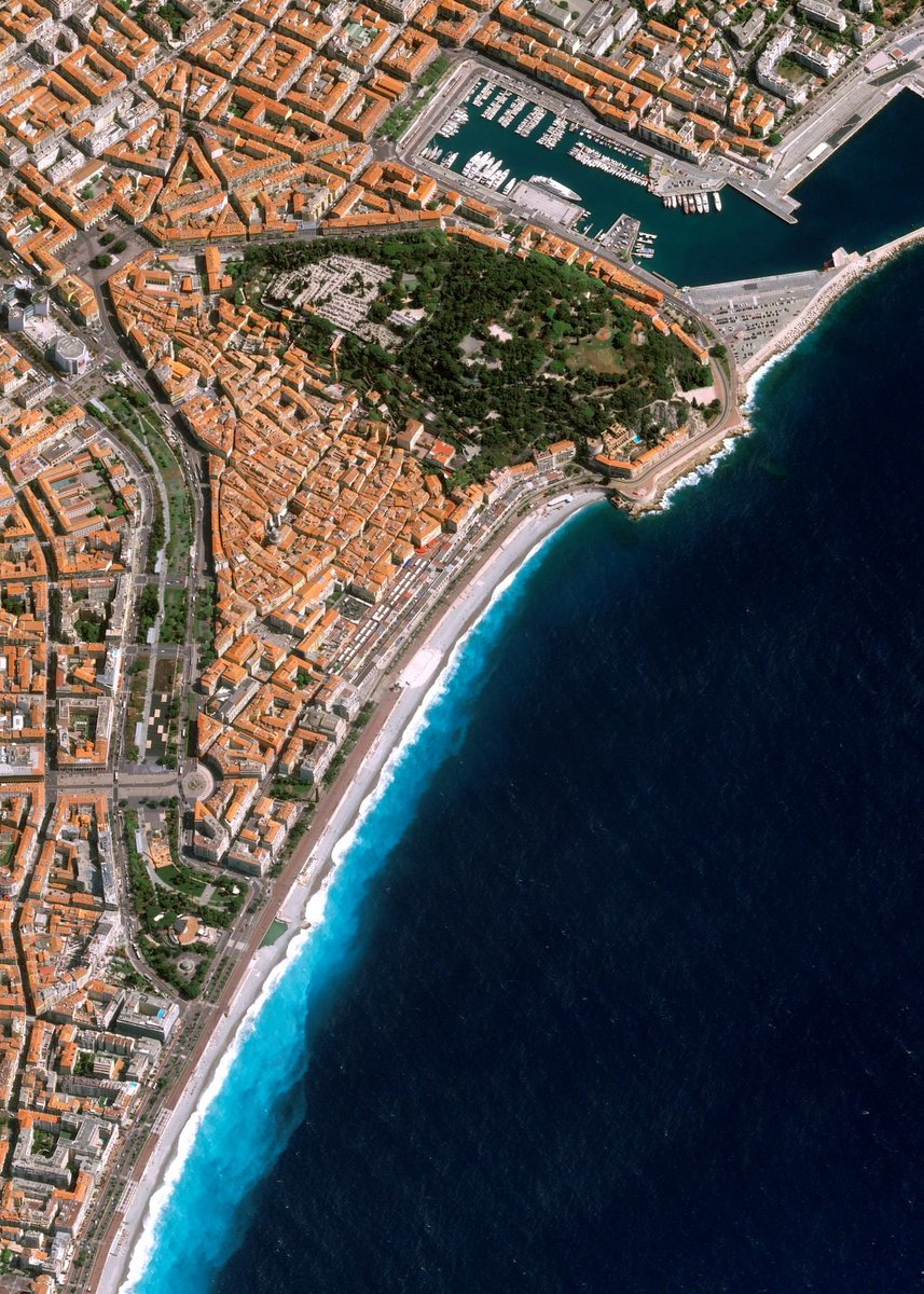 Quelle image satellite de Nice, ma ville d'adoption! Cette photo obtenue par la constellation de satellites Pléiades Neo confirme que la ville mérite bien son surnom de Nissa la Bella.