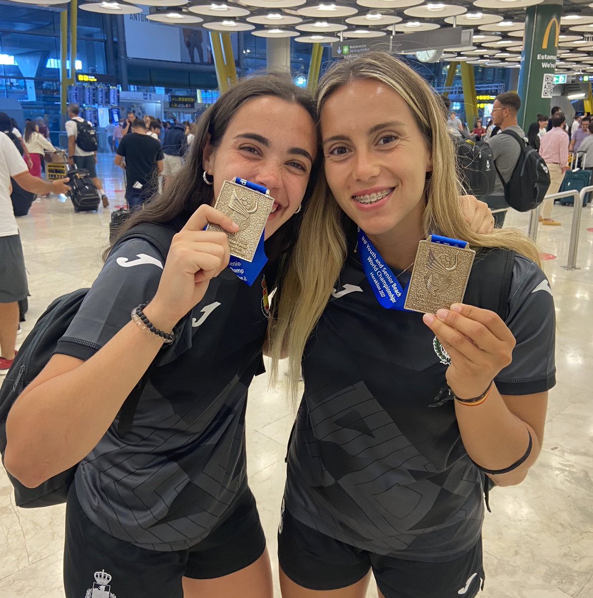 🥈🇪🇸 De vuelta a casa con una plata mundial que sabe a oro, #GuerrerasArena 😍👏🏻

#Heraklion2022 #SheLovesHandball