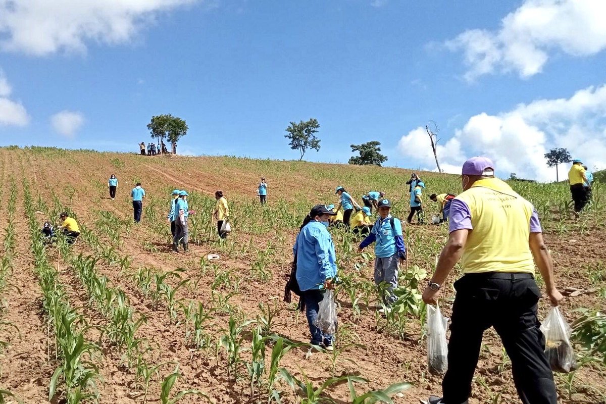 กองบัญชาการกองทัพไทย โดย  หน่วยพัฒนาการเคลื่อนที่ 33 สำนักงานพัฒนาภาค 3 หน่วยบัญชาการทหารพัฒนา จัดกำลังพลจิตอาสา 904 และได้รับมอบเครื่องเป่าลมแรง ส่งต่อให้กับผู้นำชุมชน เพื่อใช้ในการสร้างแนวกันไฟให้กับผืนป่าใช้ประโยชน์ในการอนุรักษ์ ณ อ.แม่สอด จ.ตาก