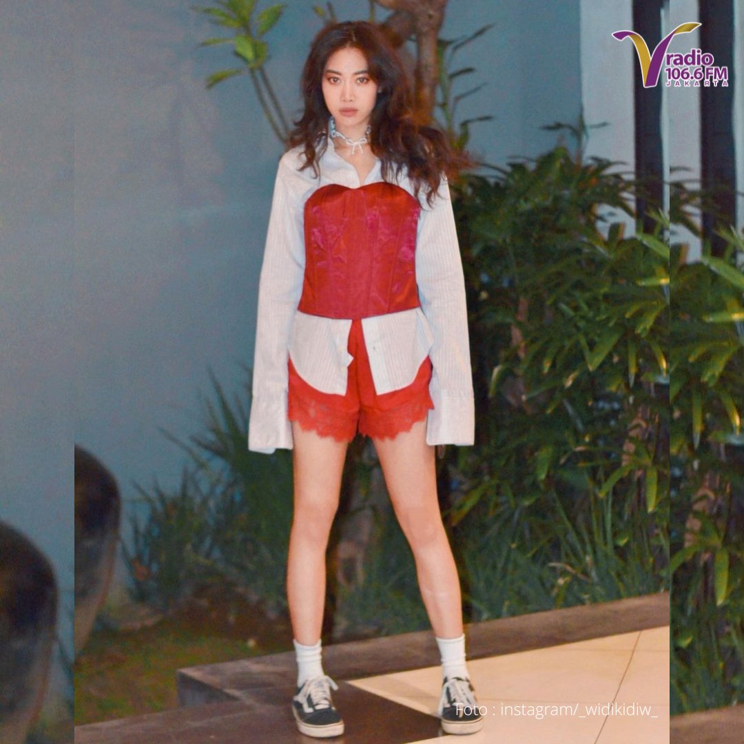 vradiofm's tweet photo. Pilihan outfit yang dikenakannya akan terlihat cool dan tidak monoton. Widi berani bermain dengan warna, bahan, cutting, dan tekstur.
#VRadio #Viral #Update #Trending #Info #Widia #Vierratale https://t.co/KUaGRr4e6z