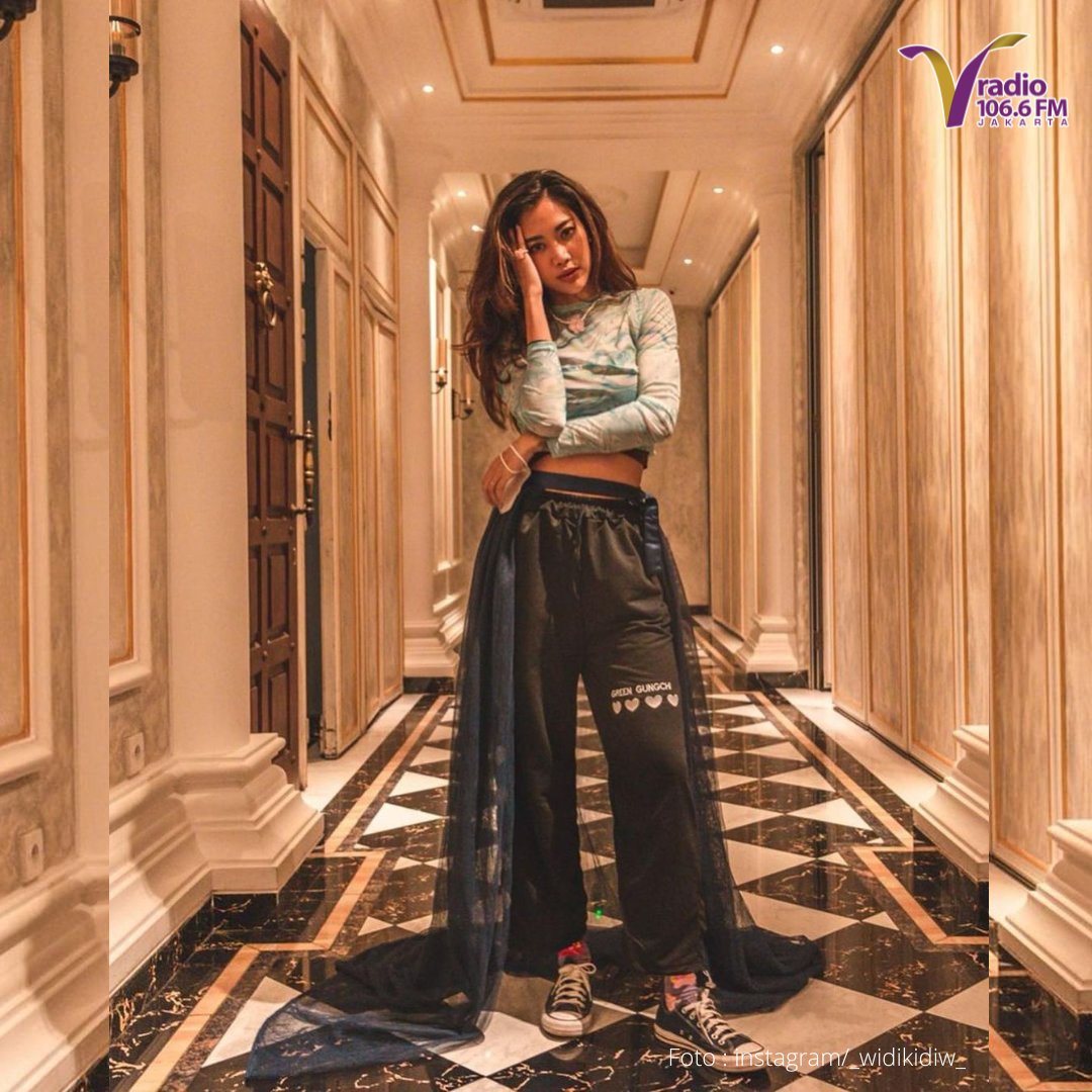 vradiofm's tweet photo. Pilihan outfit yang dikenakannya akan terlihat cool dan tidak monoton. Widi berani bermain dengan warna, bahan, cutting, dan tekstur.
#VRadio #Viral #Update #Trending #Info #Widia #Vierratale https://t.co/KUaGRr4e6z