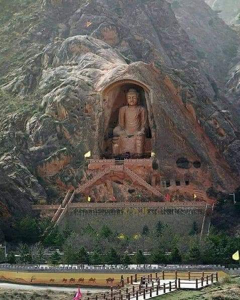 histories_arch's tweet photo. The Xumishan Grottoes are a collection of more than 130 Buddhist cave temples, built between the 5th Century until the 10th Century CE, on the eastern edge of Mount Xumi in the Ningxia Hui, China.

#archaeohistories https://t.co/o5cOruaCks