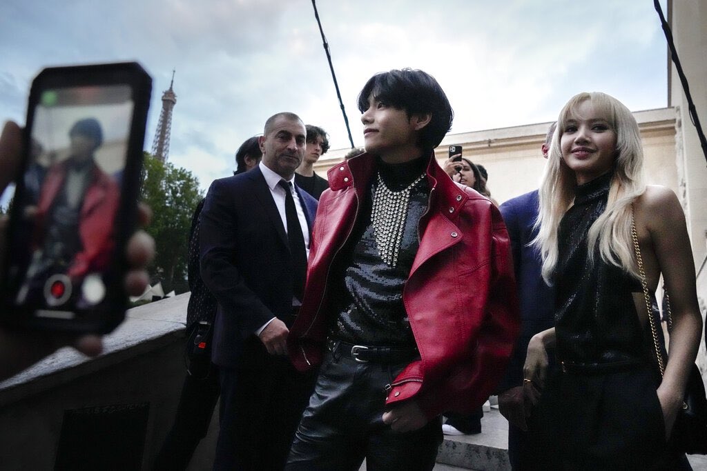 kurdarmy_7's tweet photo. 220627

هەندێ وێنەی تایهیۆنگ لە ئاهەنگی براندی سێلین

-S
@BTS_twt #TAEHYUNGxCeline
#TaehyungInParis
#TAEHYUNG #celine https://t.co/AHtdTU4nyU