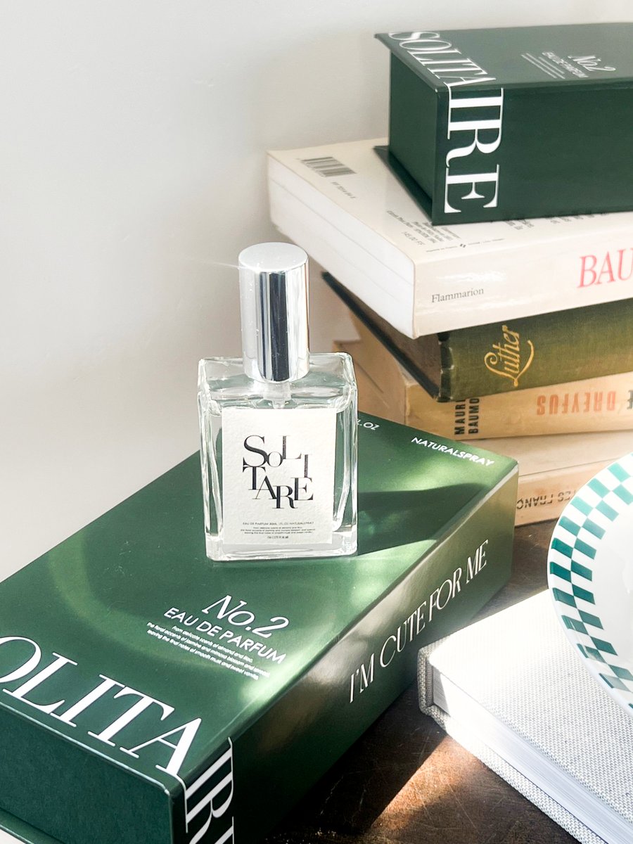 - SOLITAIRE -

男性女性問わず使えるウィメンズのオードパルファム

アーモンドやリラのマイルドな香り立ちから、ミモザやジャスミンのパウダリーなフローラルアコードが広がり、ラストはムスクとバニラのスムースな甘みが包み込んでくれるような香りになっています。