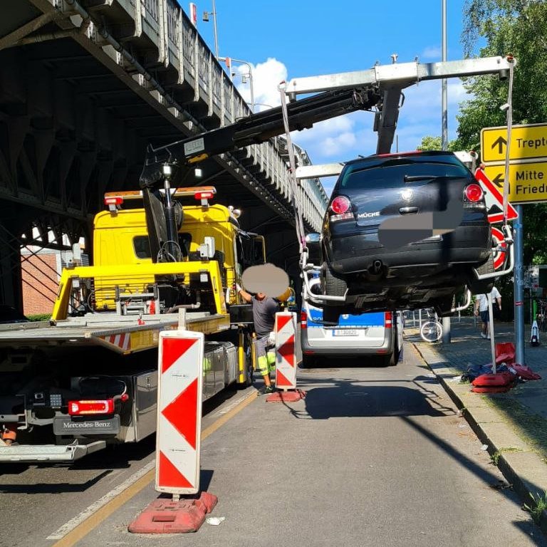 polizeiberlin's tweet photo. Unsere #BPE wurde gestern in #Kreuzberg auf diesen #Falschparker aufmerksam, der den Fahrradschutzstreifen der Gitschiner Straße blockierte.
Ein Einsatz für den #Abschlepper.
^tsm https://t.co/X9Z3qLCegT