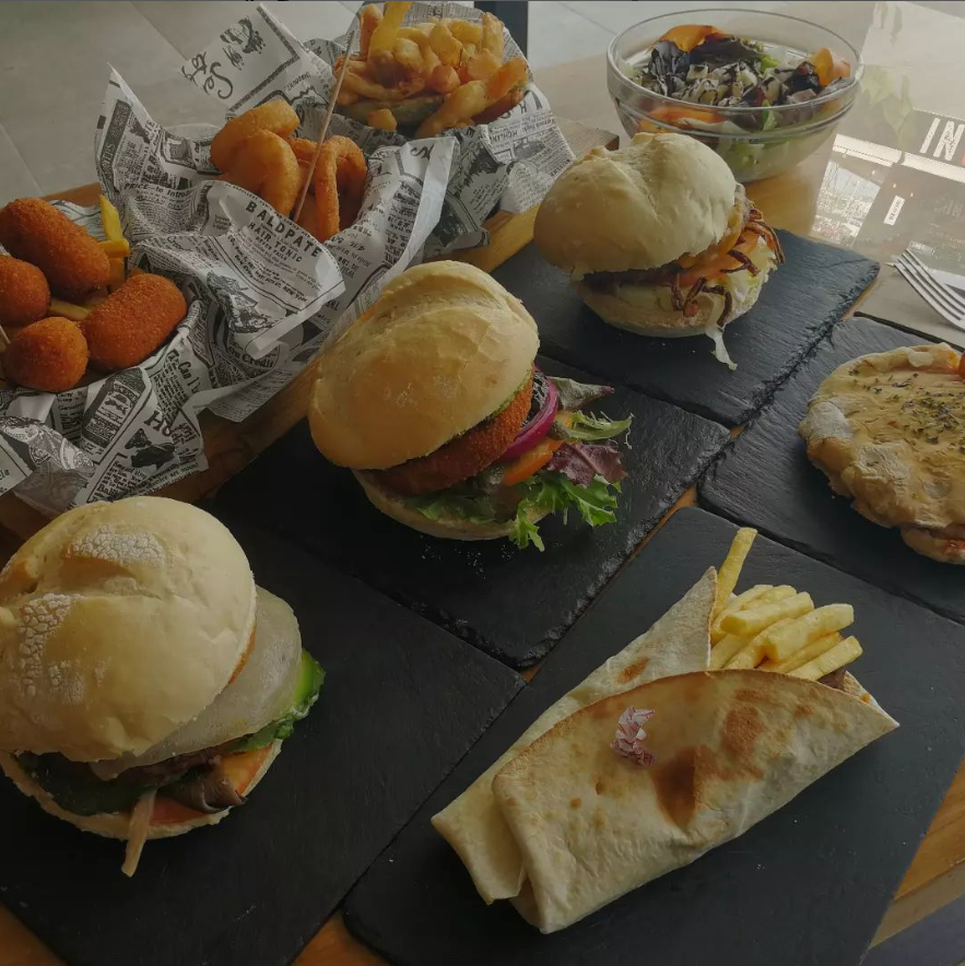 Nuestra familia siempre está preparada para recibir a la tuya 😜🍔🍺🍷🍹
#Intrigolanzarote 

#MovimientoIntrigo #burgerwagyu #BurgerGourmet #BurgerVegana #IntrigoLover #MarinaLanzarote #arrecife
