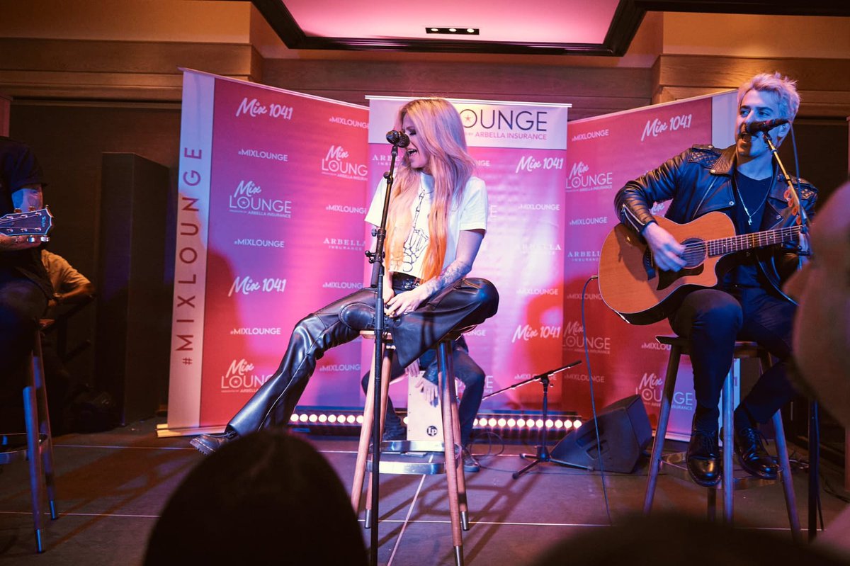 ALTeamIndonesia's tweet photo. UPDATE!
Beberapa potret performance Avril Lavigne di acara #MixLounge yang diadakan oleh @Mix1041 .

Photo by: Greg Caparell

#AvrilLavigne #AvrilLavigneTeamIndonesia #LittleBlackStar https://t.co/QGD5LLxoWU