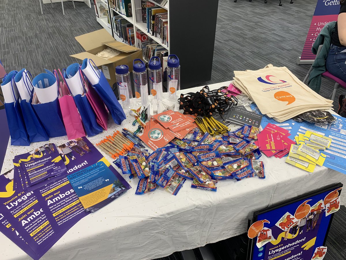 Croeso mawr i bawb sy’n dod i gofrestru efo ni heddiw!  Croeso cynnes i’r holl siaradwyr Cymraeg a’r dysgwyr sy’n dod ato ni. Cofiwch alw i weld y stondin Gymraeg yn y llyfrgell! 🧡 #cymraeg #cofrestru #myfyrwyrnewydd #llysgenhadon