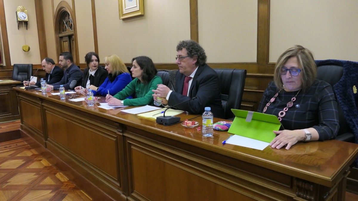 Ferraz expulsa a cinco diputados provinciales del PSOE de Ávila
avilared.com/art/63163/ferr…
<a href="/PSOE_CyL/">PSOE Castilla y León</a> <a href="/PSOEdeAvila/">PSOE de Ávila</a> <a href="/PSOE/">PSOE</a> <a href="/dipuavila/">Diputación de Ávila</a>