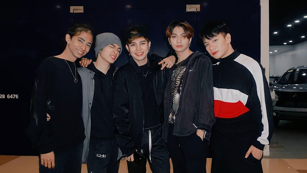 Z1ONKhalEl's tweet photo. Hindi man naging ganun ka smooth ang gabing un but we still grateful that they gave us opportunities to perform  that night kasi
No matter how organized things  meron at meron paring mga unexpectable na pwedeng mangyari so understandable naman
THANK YOU VERY MUCH #PinoyBLFestival https://t.co/3XXmBUf1vA
