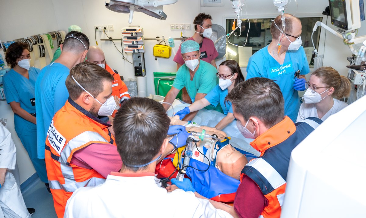 unimedizinhalle's tweet photo. Wie funktioniert eine bestmögliche Versorgung nach einem #Motorradunfall?
Interdisziplinäres #Simulationstraining der #UniMedizinHalle unter realistischen Bedingungen im #Schockraum der Zentralen #Notaufnahme für den Ernstfall
https://t.co/zILBxJuzTy
#Patientenversorgung https://t.co/hVIE52mcJu