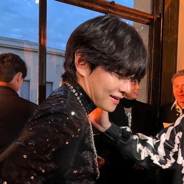 thvluvgguk's tweet photo. Magkaiba ang pogi at maganda pero ikaw pinagsama mo https://t.co/MYHr3Bjmam