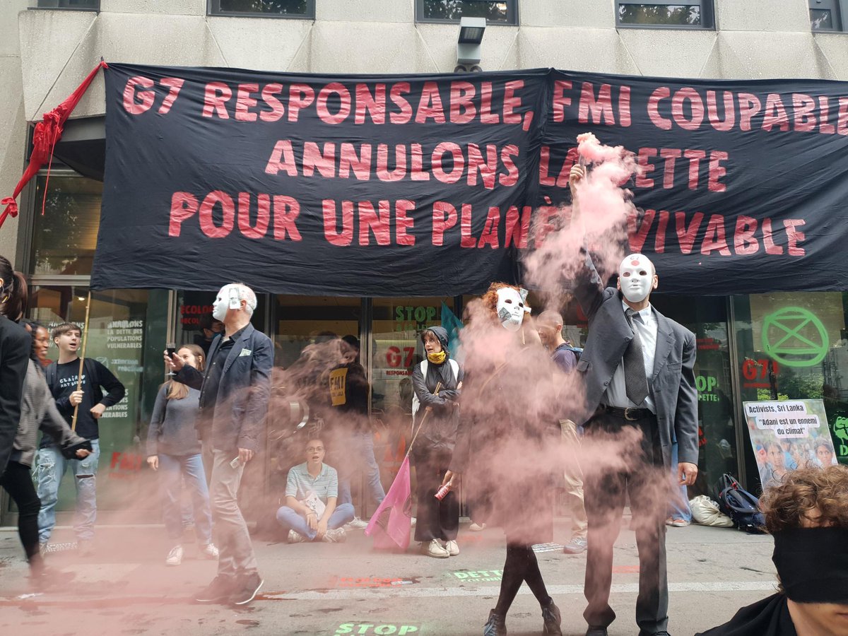 xrFrance's tweet photo. ⚖️ Le déséquilibre dans la responsabilité du réchauffement climatique signifie que la dette écologique due par le monde riche minoritaire est incommensurablement plus importante que la dette "due" par les pays à faibles émissions du Sud.

Annulons la dette ❌

#DebtForClimate https://t.co/DZnS0kiIcb