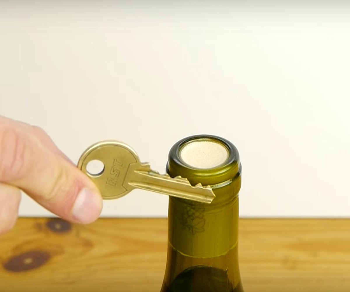 compravino_es's tweet photo. ¿Sabrías abrir una botella de vino sin sacacorchos? Por si a caso te damos algunos consejos 🍷😜

https://t.co/L0JH7049Ej #sacacorchos #vinos #botelladevino #abridor #compravino https://t.co/zEsq421ze8