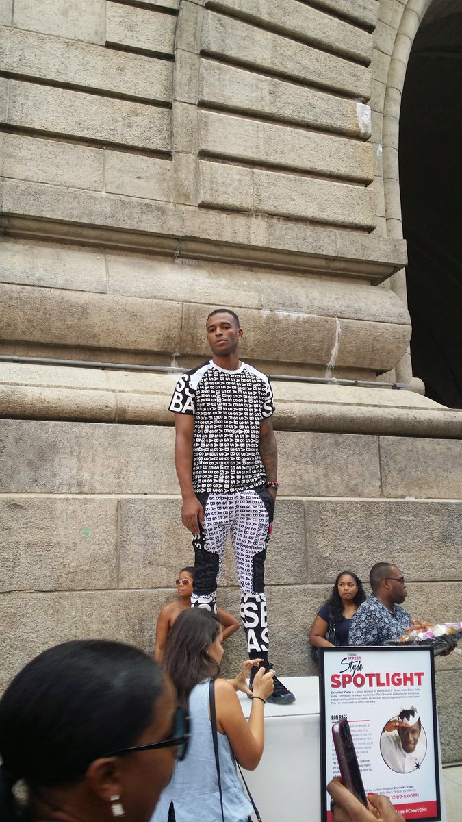 IamEbonyWebb's tweet photo. This is one cool look at the Essence Street Style Festival in Dumbo, Brooklyn.
#EssenceStyle https://t.co/Wl1kLS7Ye3