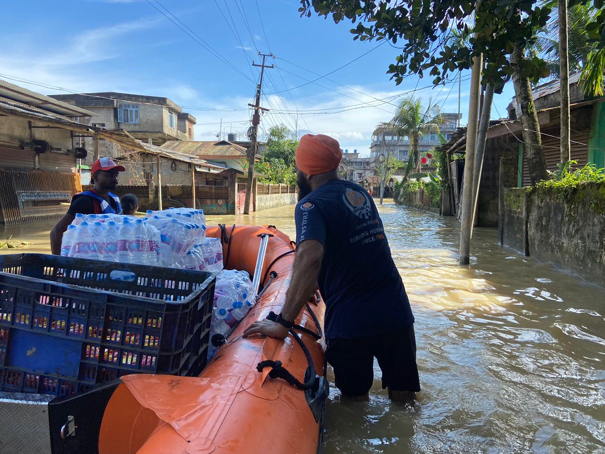 dccachar's tweet photo. On 26/6/2022 Khalsa Aid India reached to the part of bylanes of Das Colony and Panchayat Road and distributed package drinking water bottles of ½ ltrs. and breads to the stranded families at their residence.
1/2 https://t.co/qfjvKIJYJp