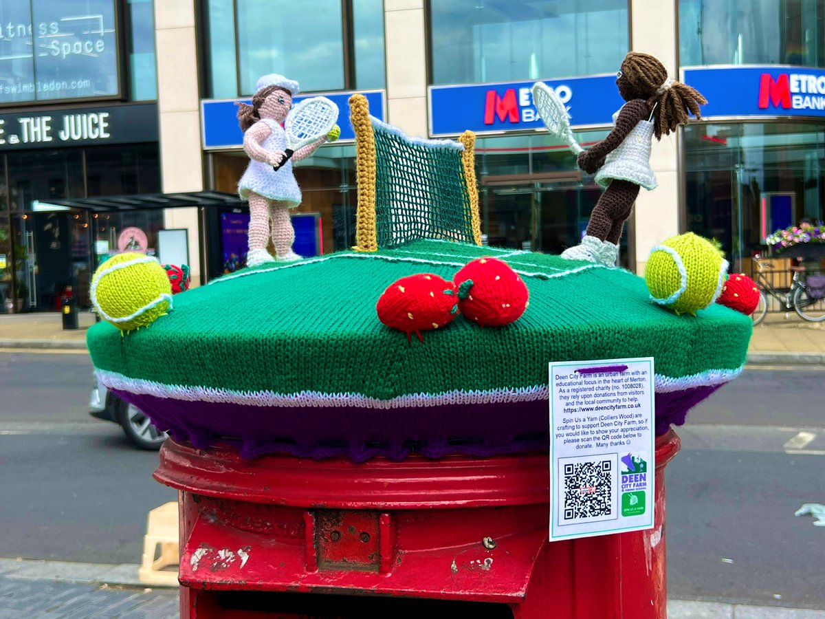 Coming to #SW19 #Wimbledon 🎾 in the next two weeks? Look out for this tennis themed fab knitted postbox topper outside the train station. Pls scan QR code & donate to community charity #urbanfarm @deencityfarm 🐴🐐🐓