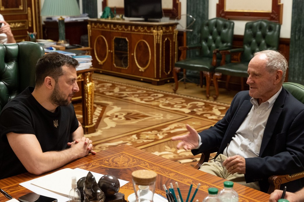 SenateForeign's tweet image. It was an honor to meet with @ZelenskyyUa this weekend to discuss the ongoing #Russian assault against #Ukraine. I’ve been in many war zones, but I’ve never been to one where I’ve seen people rebuilding as the war continues. 

More.⬇️
foreign.senate.gov/press/ranking/…