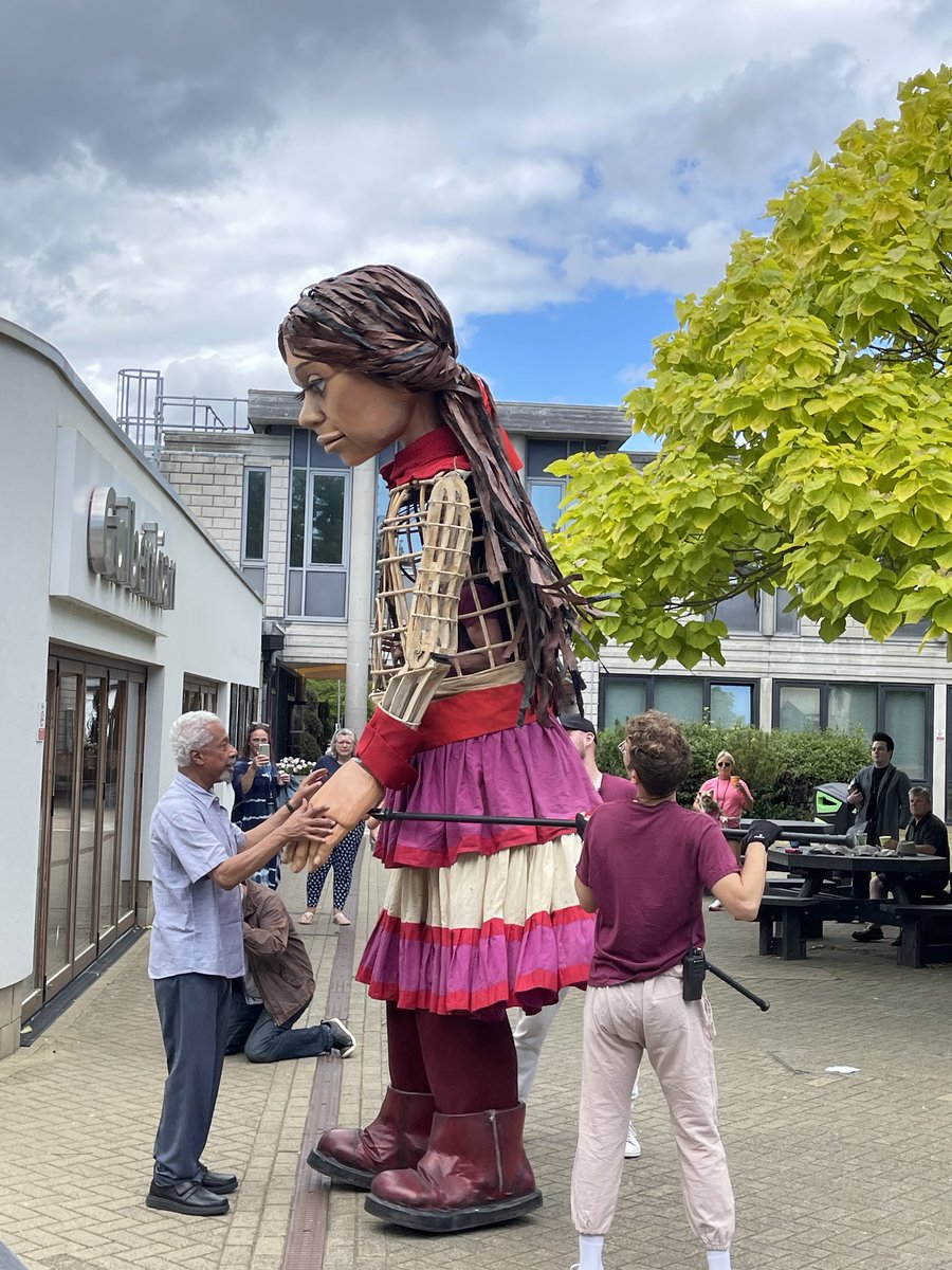 ProfCatherineR's tweet image. Such an important image for ⁦⁦@UniKent⁩ - our Nobel prize winning author on migration Abdulrazak Gurnah meets little Amal outside ⁦@TheGulbenkian⁩ - what a hopeful sight! ⁦@UniKentEnglish⁩ ⁦@UnikentICCI⁩